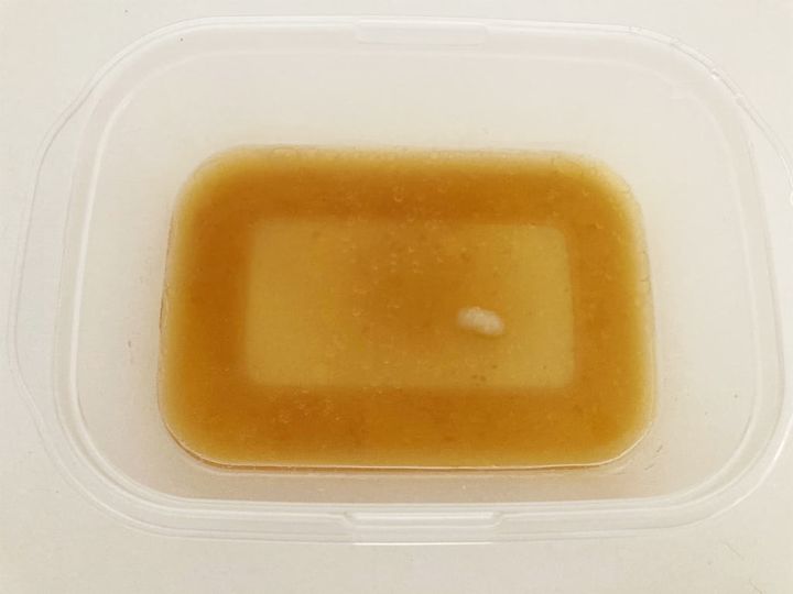 耐熱容器に調味料を入れる