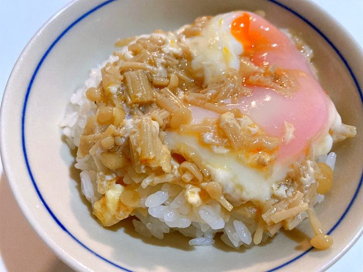 ご飯に卵をのせて丼にしたところ