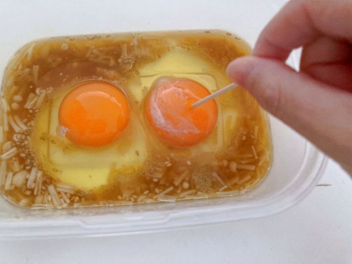 割りいれた卵につまようじで穴をあける