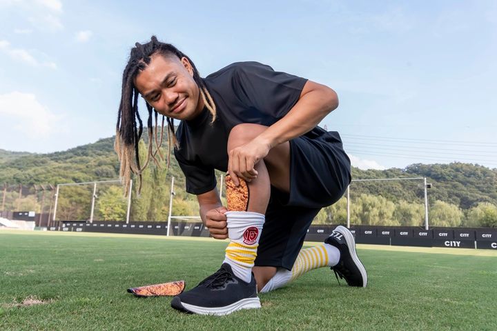 J3栃木シティFW田中パウロ淳一、「ファミチキあげあげ祭」応援隊長に就任！“ファミチキすね当て”をつけて豪快ゴール