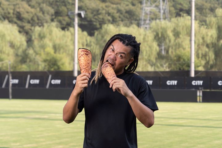 J3栃木シティFW田中パウロ淳一、「ファミチキあげあげ祭」応援隊長に就任！“ファミチキすね当て”をつけて豪快ゴール