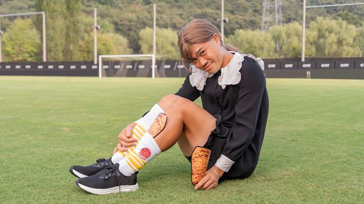 J3栃木シティFW田中パウロ淳一、「ファミチキあげあげ祭」応援隊長に就任！“ファミチキすね当て”をつけて豪快ゴール