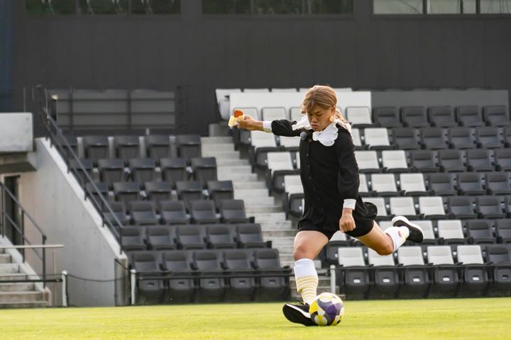 J3栃木シティFW田中パウロ淳一、「ファミチキあげあげ祭」応援隊長に就任！“ファミチキすね当て”をつけて豪快ゴール