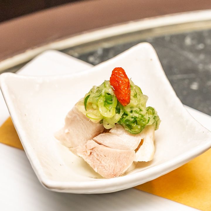 蒸し鶏の九条ねぎソース（花閒）