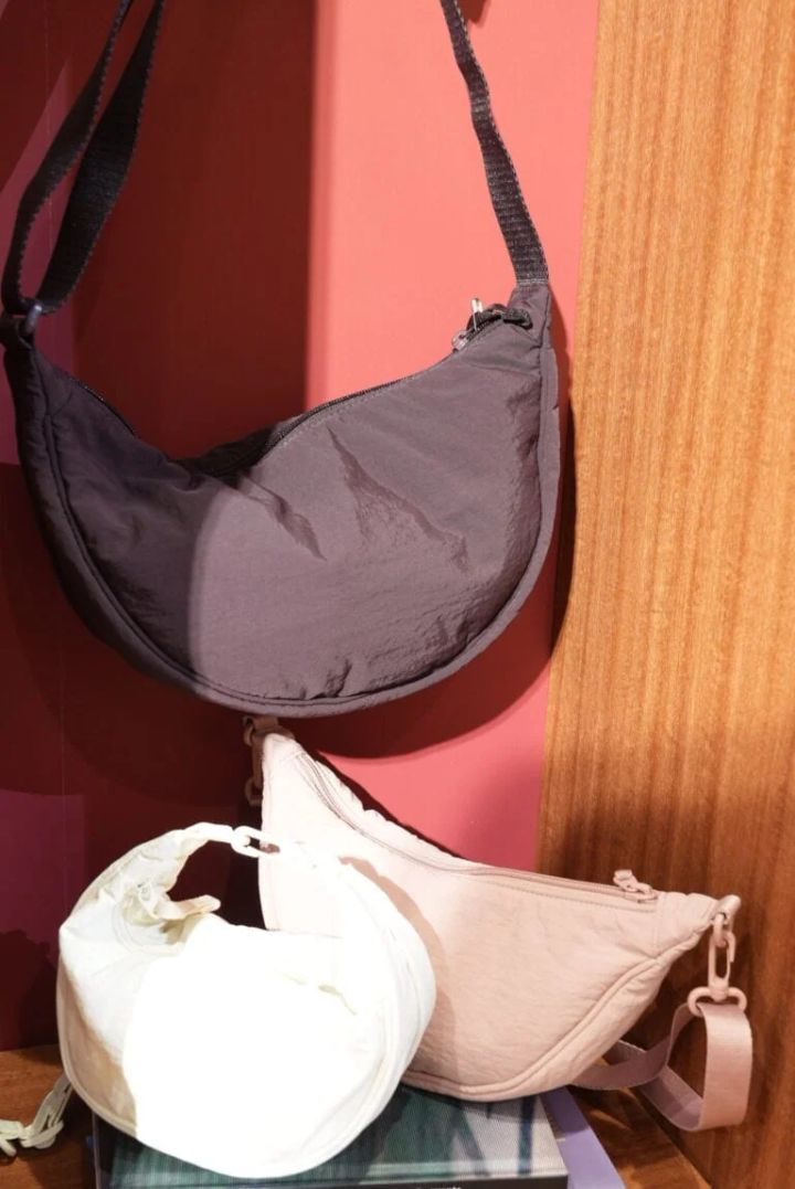 【2】「ユニクロ」ラウンドミニショルダーバッグ