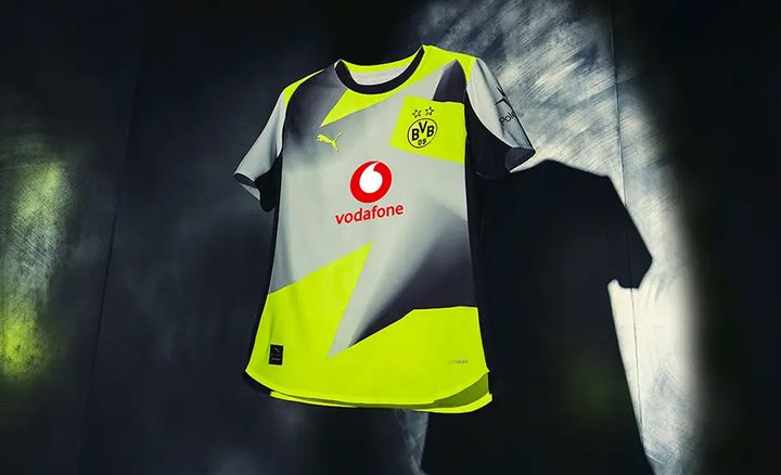 サポーターは不満？ドイツ名門の新ユニフォーム、なんと18年ぶりに「黒以外」が登場して話題