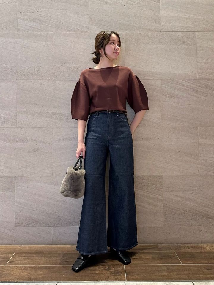 膝下が広がるフレアシルエットは、脚長効果も期待できます 出典：WEAR