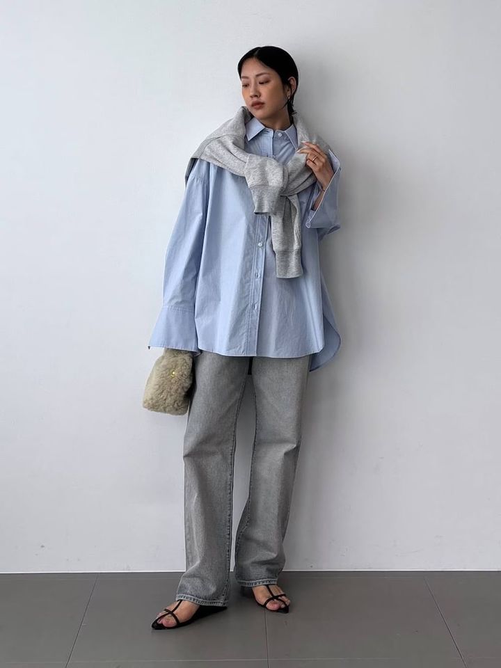 洗いをかけたようなグレーが新鮮です 出典：WEAR