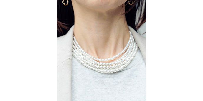 ボリュームのあるパールの5連ネックレスを合わせて、Tシャツのカジュアル感をセーブ。大人っぽくて華やかな印象に。