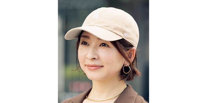 今年の夏はキャップが大活躍。ジャケットスタイルも品よくカジュアルダウンしてくれます。