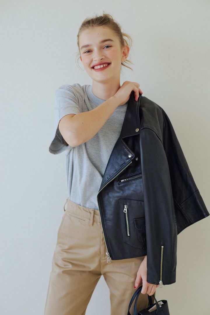 黒のレザージャケットでこなれ感！ベージュで中和するモノトーン【FUDGE dig.｜ベージュのチノパンありきで3色コーデ- 04】