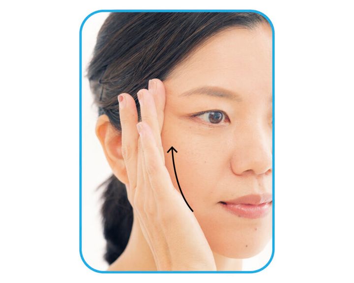 下がりがちな表情筋を引き上げながら