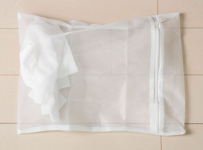 〈洗濯ネット〉その使い方、逆効果かも！プロがやっている「お気に入り服の正しい洗い方」って？