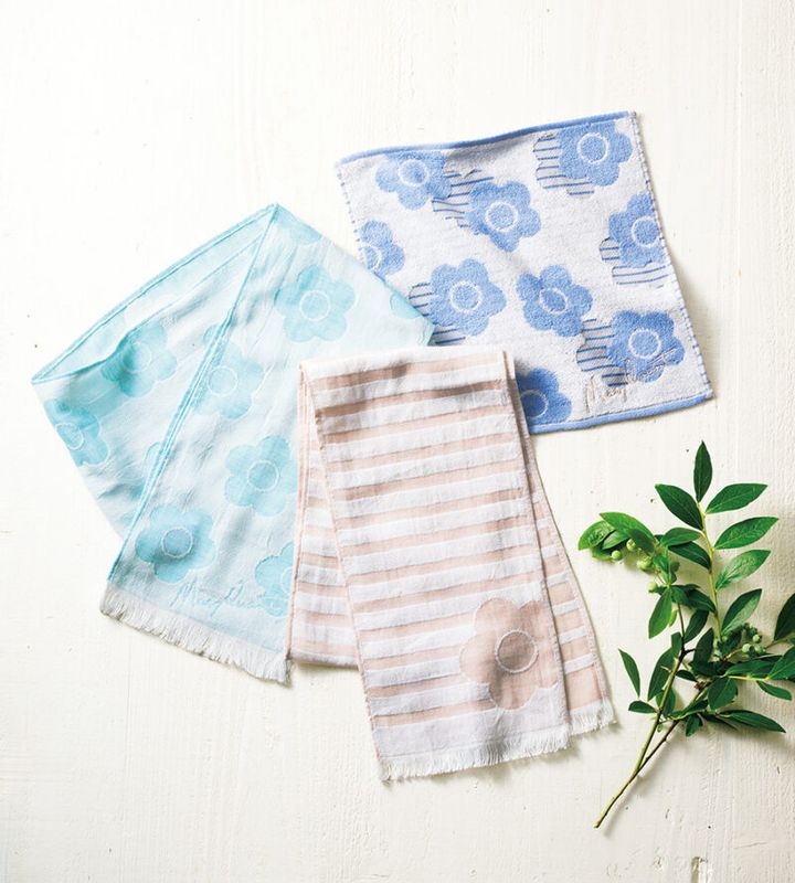 タオルハンカチ 約25×25㎝ 2柄各3色 ¥880、ロングタオル 約16×120㎝ 2 柄各3 色 ¥1,980／ハンカチーフギャラリー