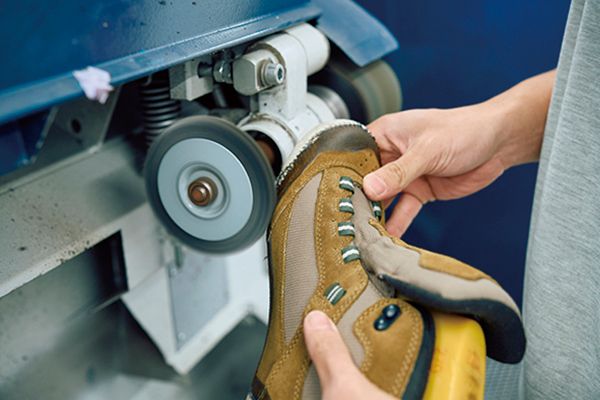 「ワークマンが神すぎる！」コスパ最強のおすすめシューズが優秀すぎた