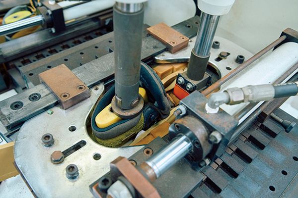 「ワークマンが神すぎる！」コスパ最強のおすすめシューズが優秀すぎた