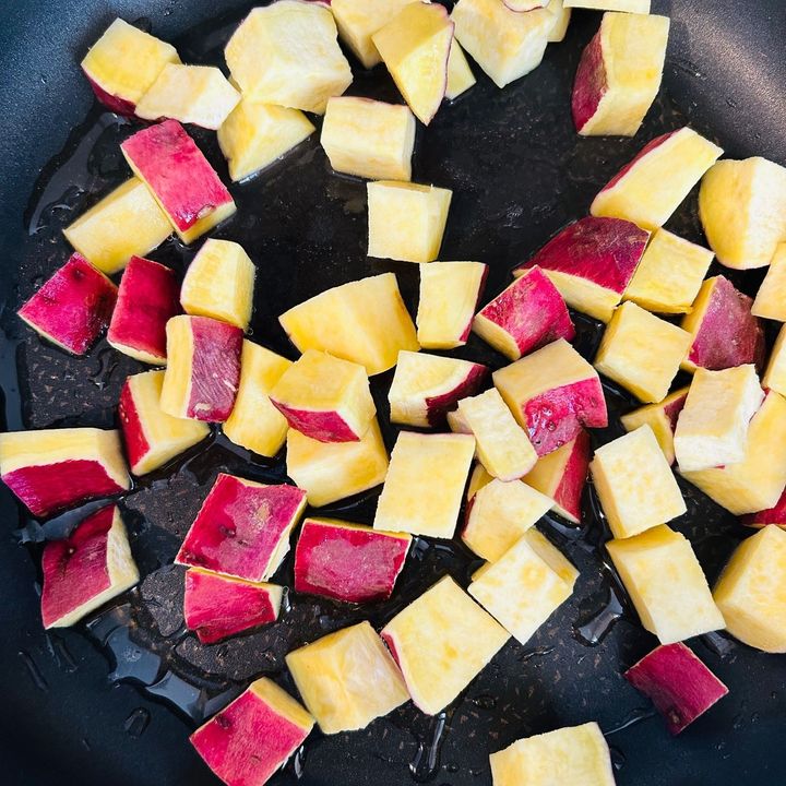 4.フライパンにごま油をひき、2を入れて炒めます