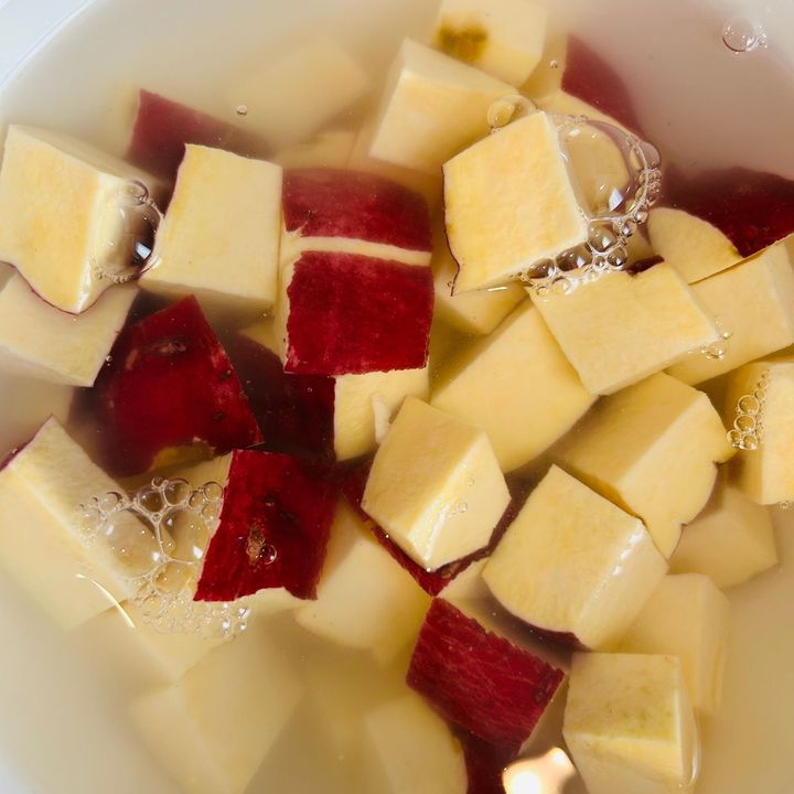 1.さつまいもを洗い、2cm角に切り、水にさらします