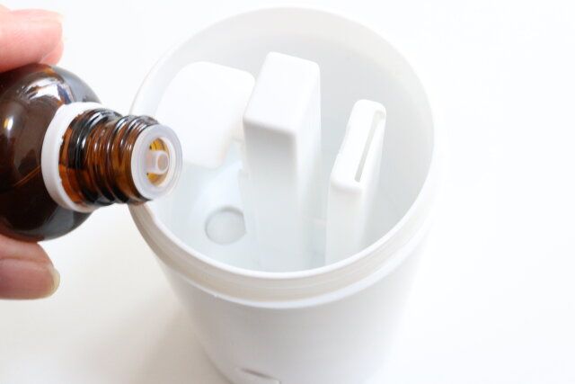 ダイソーのUSB式アロマディフューザー（フレイム）にアロマオイルを入れる