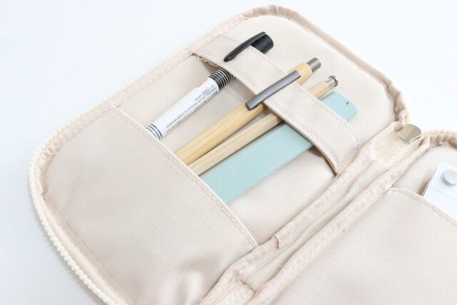 ダイソーのペンケース（ペンホルダー付、2ポケット）に文房具を入れる