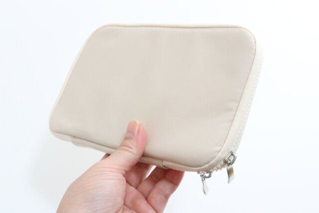 ダイソーのぺたんこなペンケース（ペンホルダー付、2ポケット）