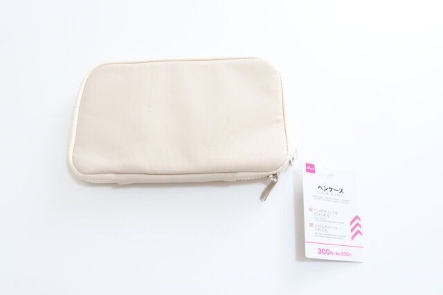 ダイソーのペンケース（ペンホルダー付、2ポケット）のパッケージ