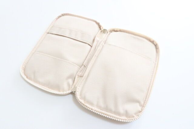 ダイソーの見開きペンケース（ペンホルダー付、2ポケット）