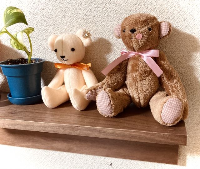 棚の上のぬいぐるみ