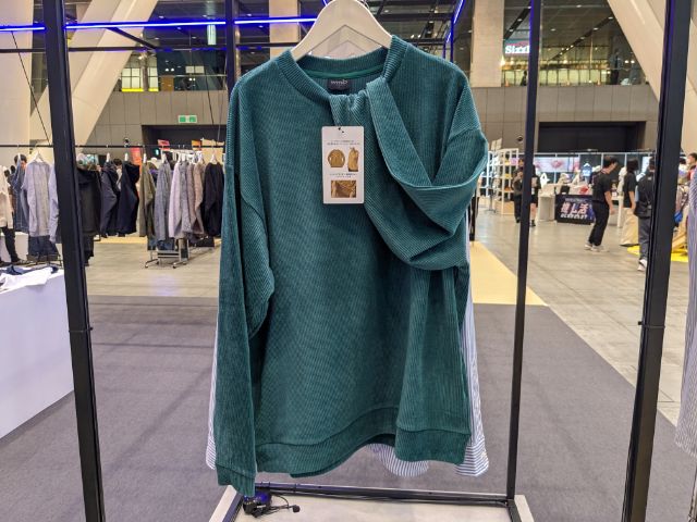 グリーンのカットコールウォームプルオーバー