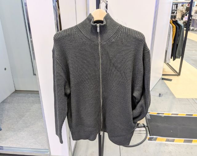 グレーのドライバーズフルジップニット