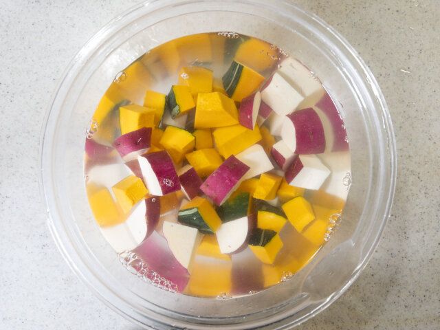 かぼちゃとさつまいもを1.5㎝角にカットして、水に5分ほどさらします。