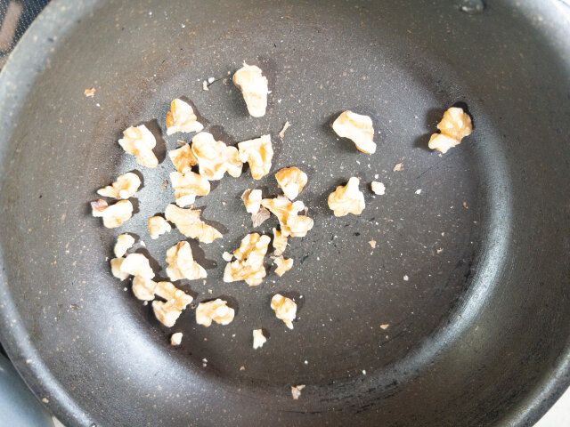 くるみを粗く砕き、フライパンで香りが立つまで、軽く乾煎ります。