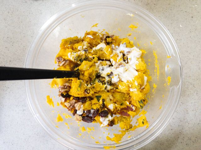 ①のくるみ・レーズン・マヨネーズを加えてざっくり混ぜ合わせ、シナモンパウダーを振って軽く混ぜ合わせます。