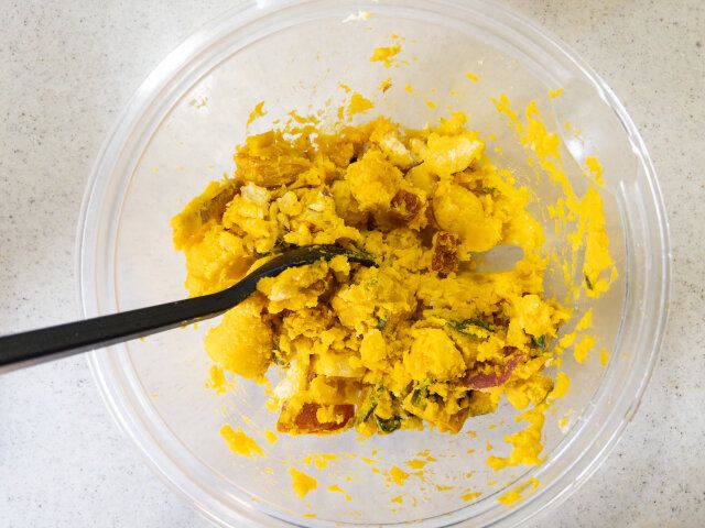 かぼちゃとさつまいもがまだ熱いうちに、形が残るくらいに粗く潰します。