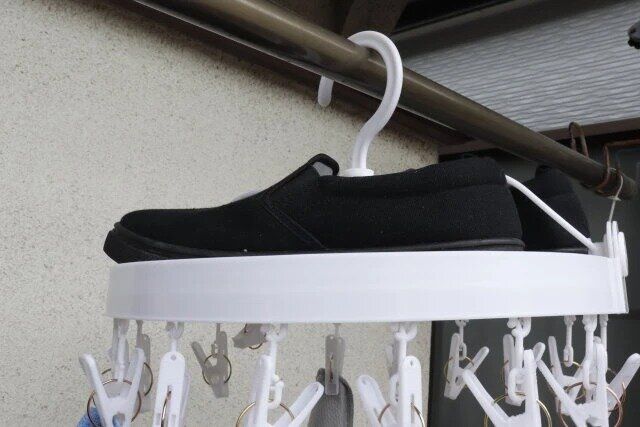 ダイソーのシューズが干せるピンチ付ハンガーは省スペースで干せる