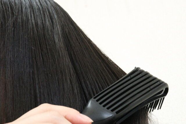 ダイソーのもつれをほどくブラシを使う