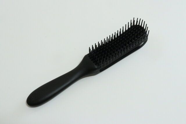 ダイソーの使いやすいもつれをほどくブラシ