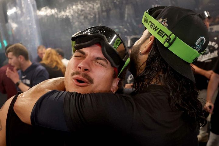 シャンパンファイトで歓喜するマリナーズのジョシュ・ネイラー（左）とエウヘニオ・スアレス