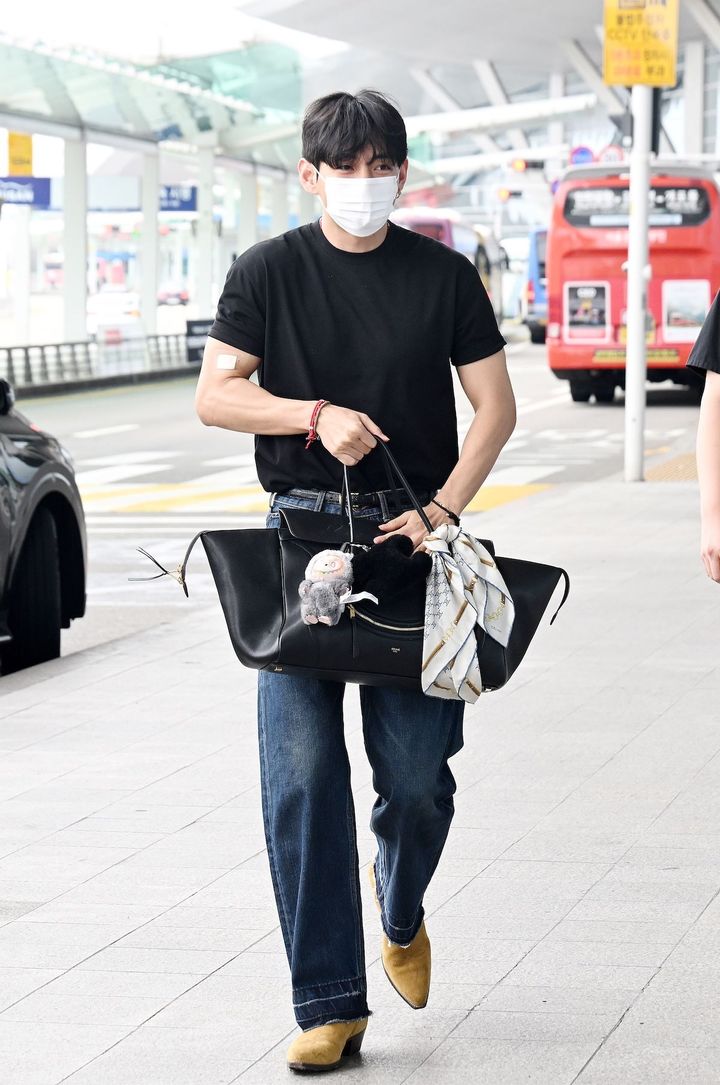 「ニューラゲージ」を手に空港に現れたBTSのV。ラブブのチャームとスカーフをデコレーションし、自分らしいアレンジを披露。