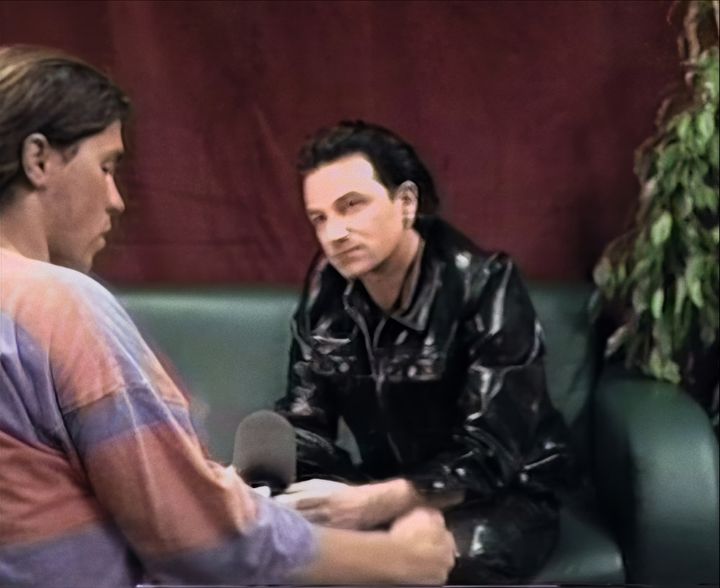 ボスニア紛争を無視できず、U2のボノはサラエボでの公演を約束する。（c)Bill Carter