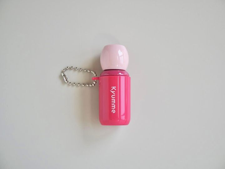 画像: 【DAISO】「ＫＭ チェーン付き グラスティントリップグロス」03a ラズベリー ¥330（税込）