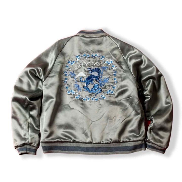 裏面には中綿入りのフライトジャケットサテンを採用。ソフトで肉厚感があり、かさ高性にも優れている。