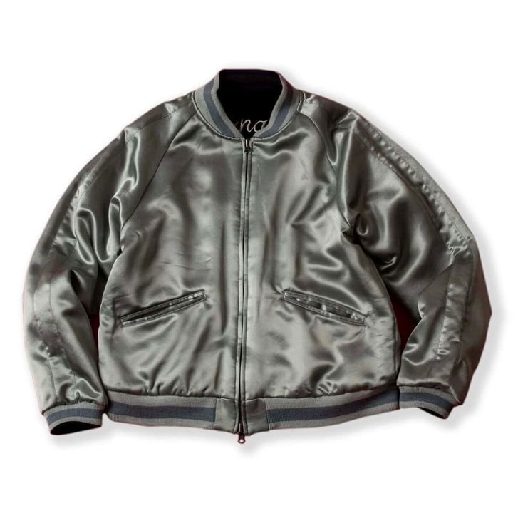 漆黒のベルベット、フライトジャケットサテン、繊細な刺繍という贅沢な組み合わせが一体となり、着こなしに奥行きをもたらす一着です。