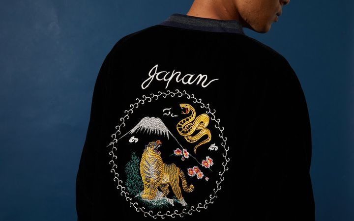 日本の伝統を独自の感性で表現し、藍染やインディゴを基調としたプロダクトを生み出してきたBLUE BLUE JAPANより、新作「トラニフジ リバーシブルスカジャン」がリリースする。