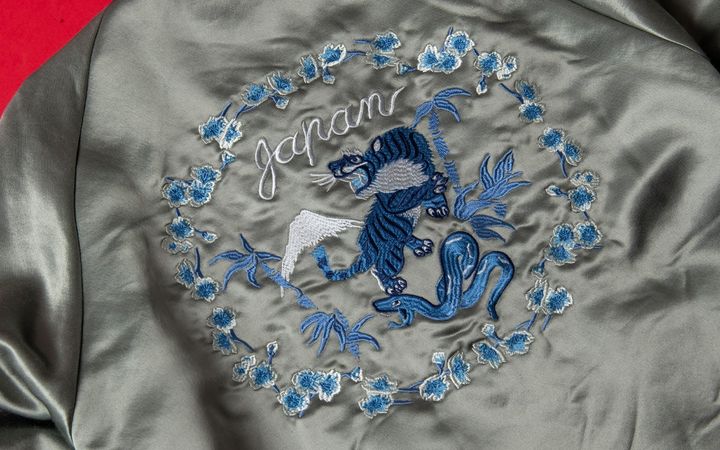 本作では、ブランドアーカイブから選ばれた「虎」と「富士」に、2025 年の干支である「蛇」を新たに加えた縁起の良い図案を採用。