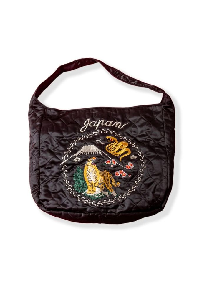 フロント刺繍が目を引く、キルティング仕様のメールバッグ。中綿入りのフライトジャケットサテンを用い、軽量でソフトな仕上がりに。