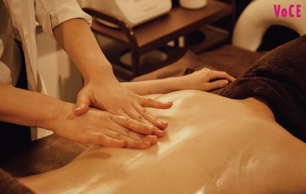 施術者の手を通して微弱電流を体に流す