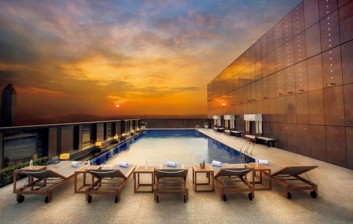 最上階の屋外温水プール