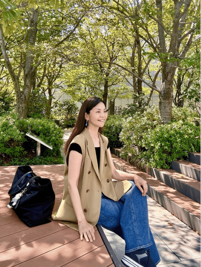 トップス：ドゥーズィエム クラス、イエナ、 ボトムス：ヤヌーク