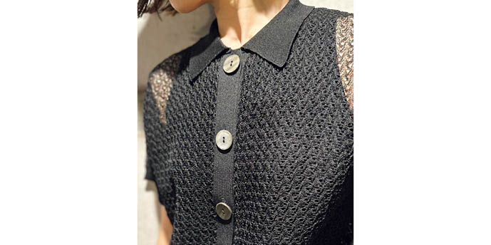 ほどよい透け感で上品な大人の肌見せを実現。小ぶりな衿と大きめのボタンのデザインで、洗練されたモードな雰囲気を演出。